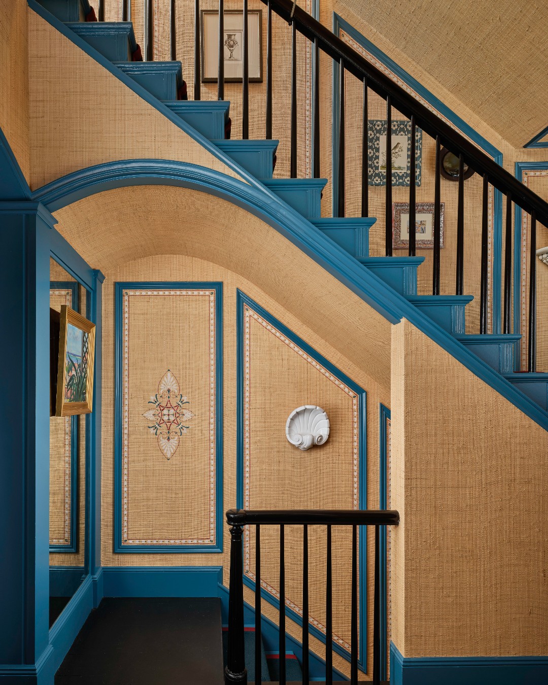 experience-jamesthomasinteriors-painted-passage-at-the-2025-kbshowhouse-inspired-by-golden-2